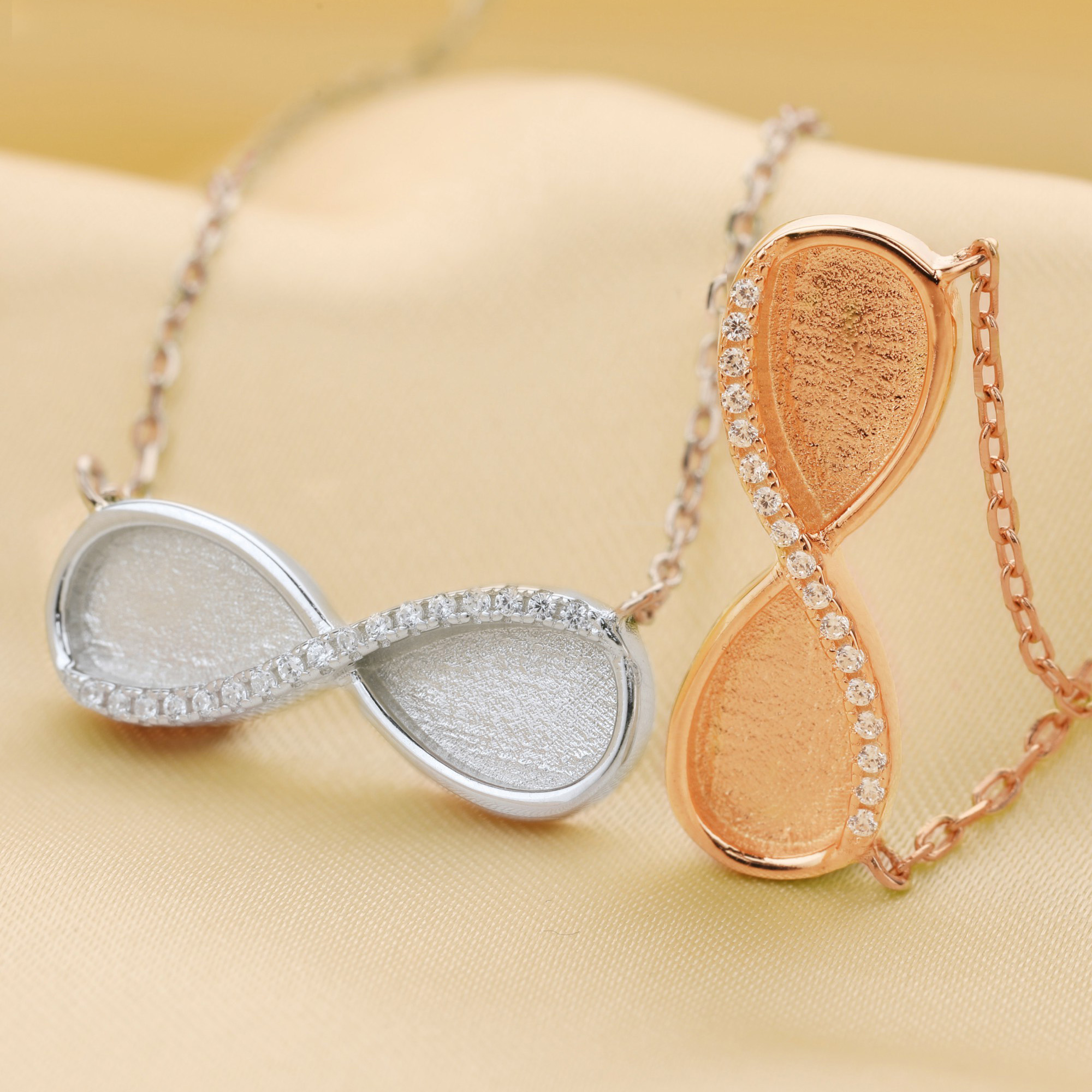 Ciondolo Infinity in Resina pe - Bezels Set Pendant recensione e prezzo
